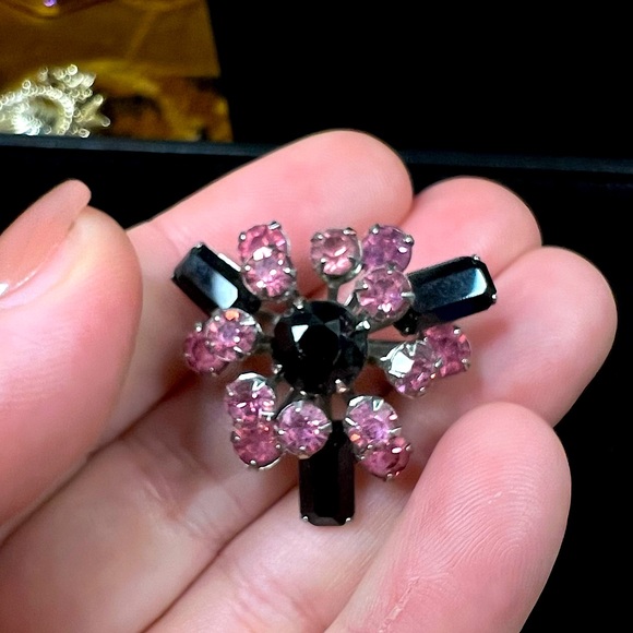 Vintage Jewelry - Beautiful Black and Pink Rhinestone Vintage Brooch in Mint Condition